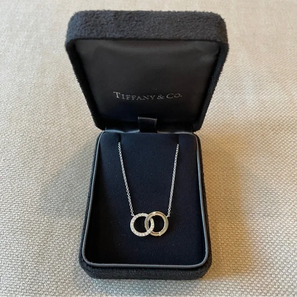 💙Tiffany & Co.💙18k White Gold Diamond Interlocking Circle Necklace - Picture 3 of 12